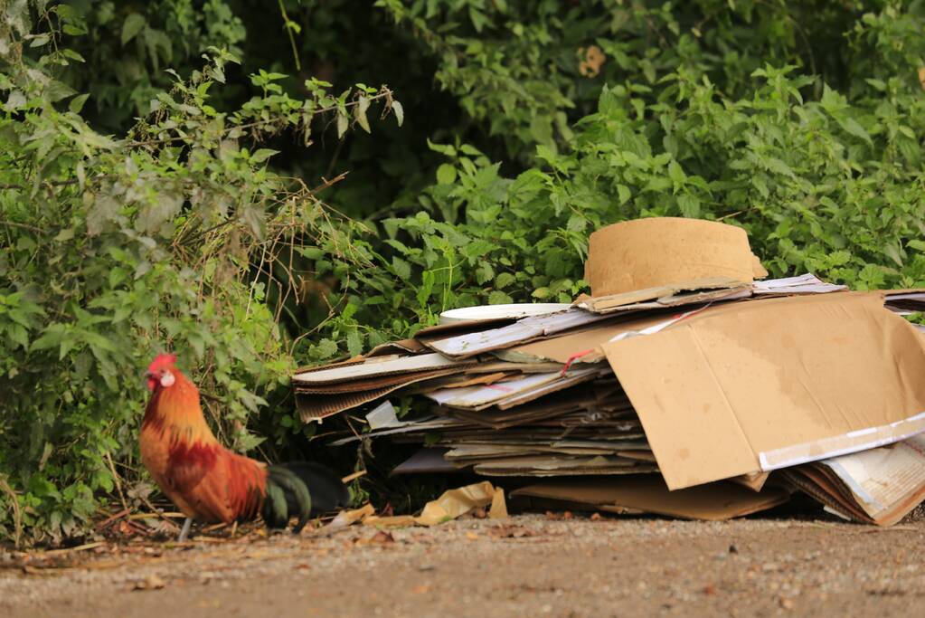 Trekkerbanden en sloopafval gedumpt op carpoolplaats