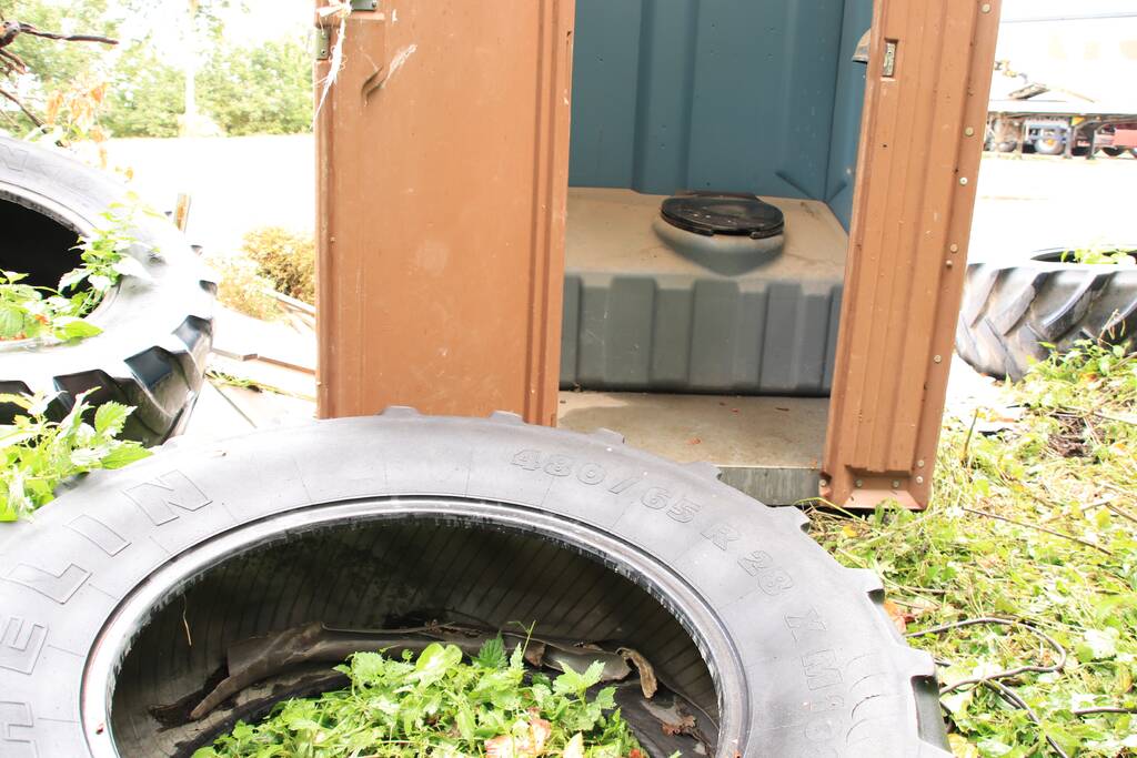 Trekkerbanden en sloopafval gedumpt op carpoolplaats