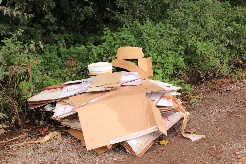 Trekkerbanden en sloopafval gedumpt op carpoolplaats