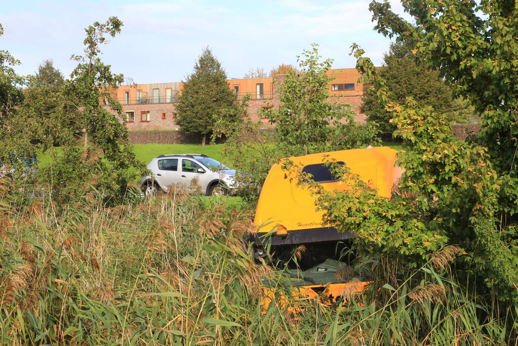 Vrachtwagen rijdt sloot in