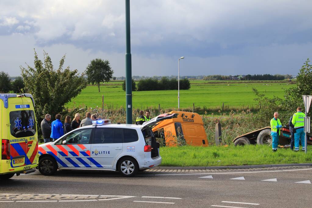 Vrachtwagen rijdt sloot in