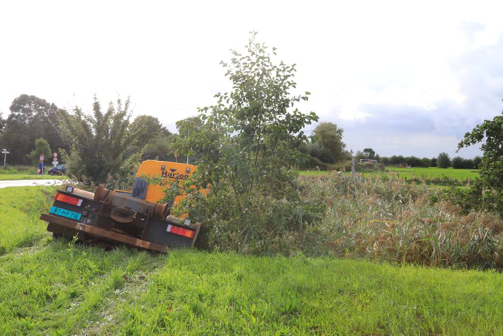 Vrachtwagen rijdt sloot in