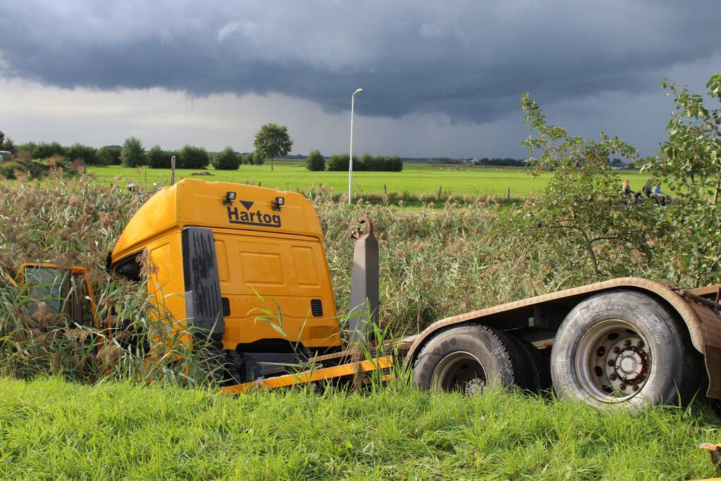 Vrachtwagen rijdt sloot in