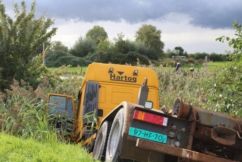 Vrachtwagen rijdt sloot in