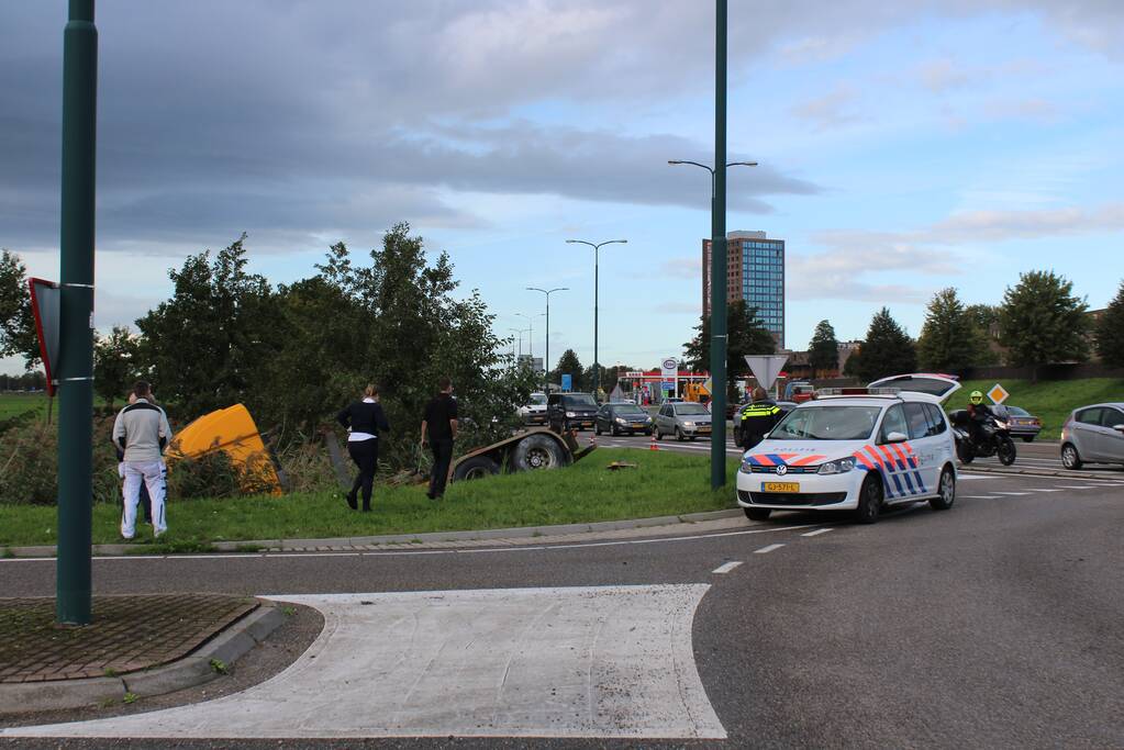 Vrachtwagen rijdt sloot in