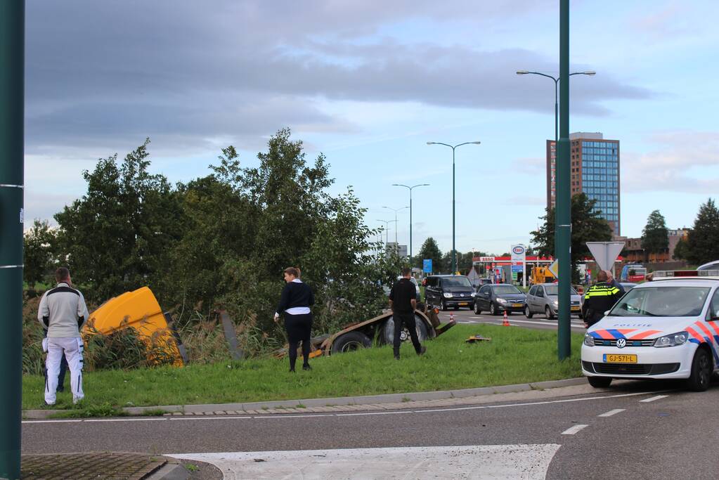 Vrachtwagen rijdt sloot in