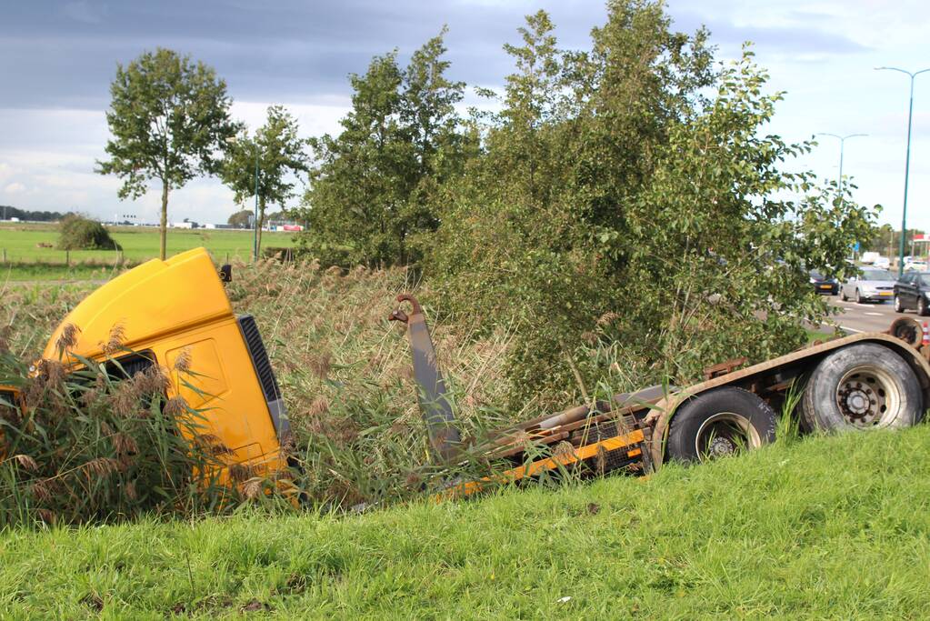Vrachtwagen rijdt sloot in