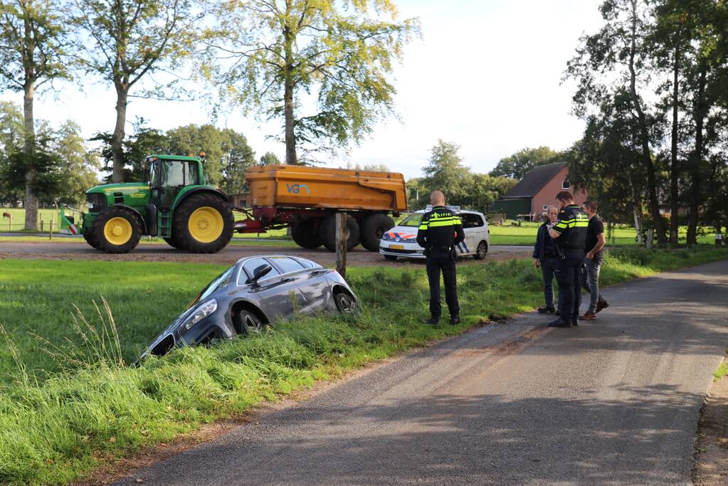 Auto belandt in greppel na uitwijk manoeuvre