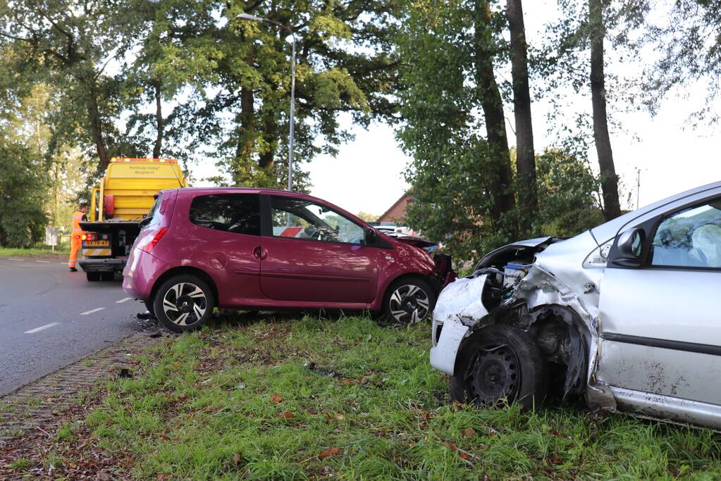 Twee gewonden na frontale botsing