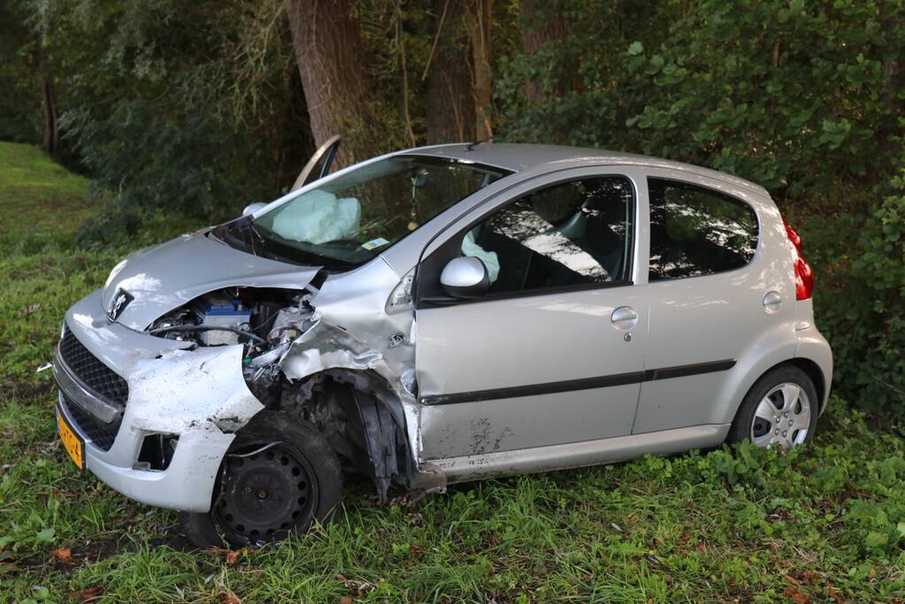 Twee gewonden na frontale botsing