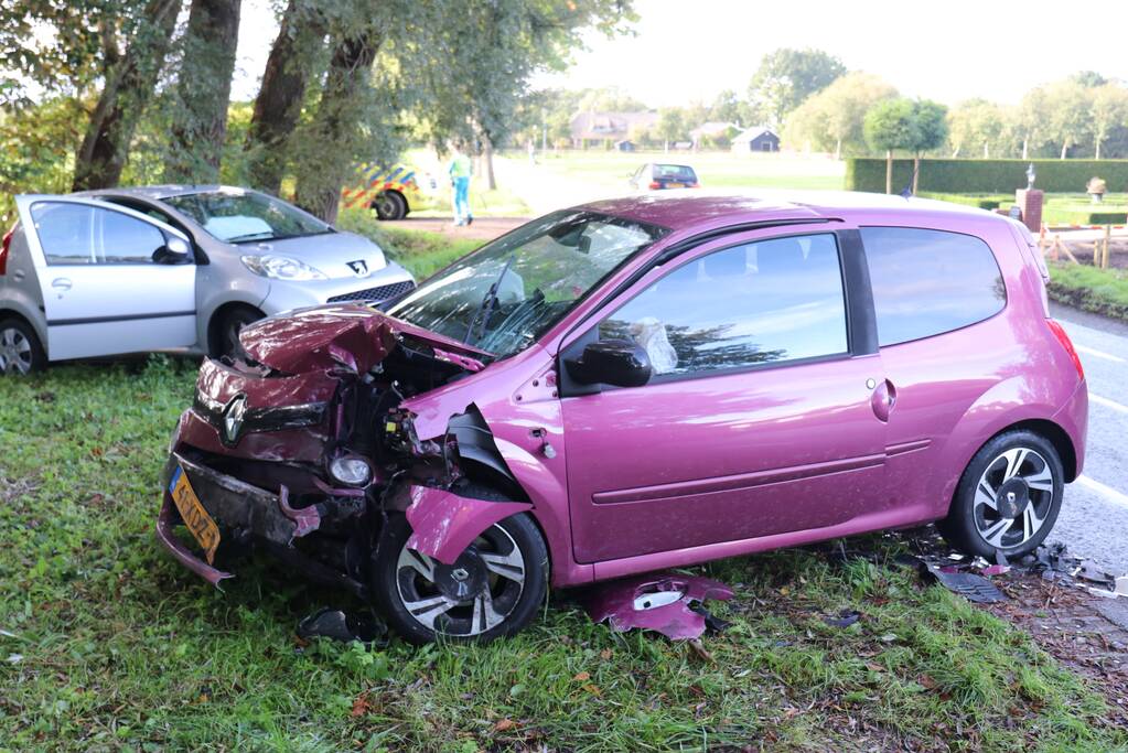 Twee gewonden na frontale botsing