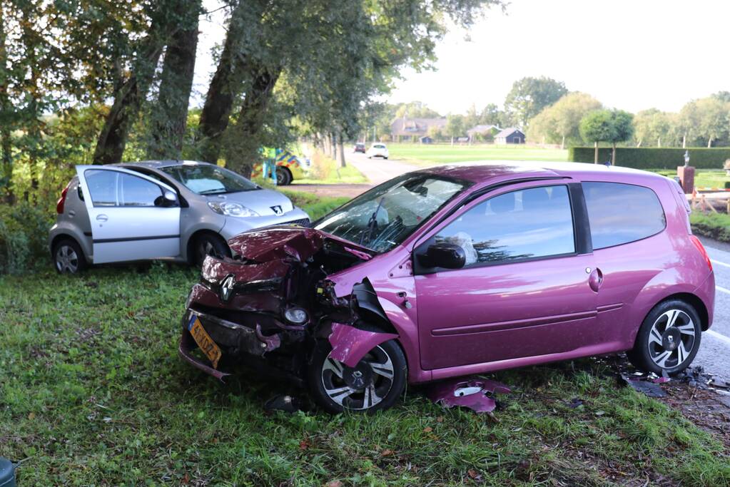 Twee gewonden na frontale botsing