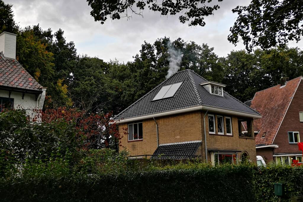 Brand in schoorsteen van woning