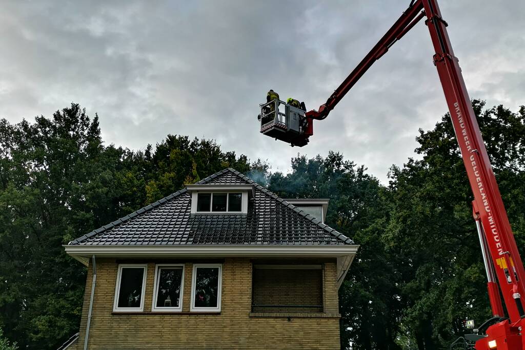 Brand in schoorsteen van woning