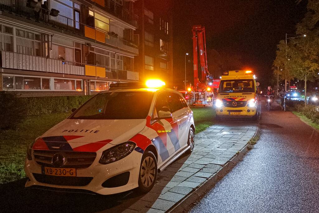 Brandweer haalt gewond slachtoffer uit flat