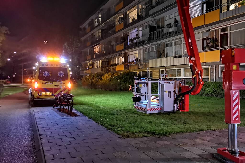 Brandweer haalt gewond slachtoffer uit flat