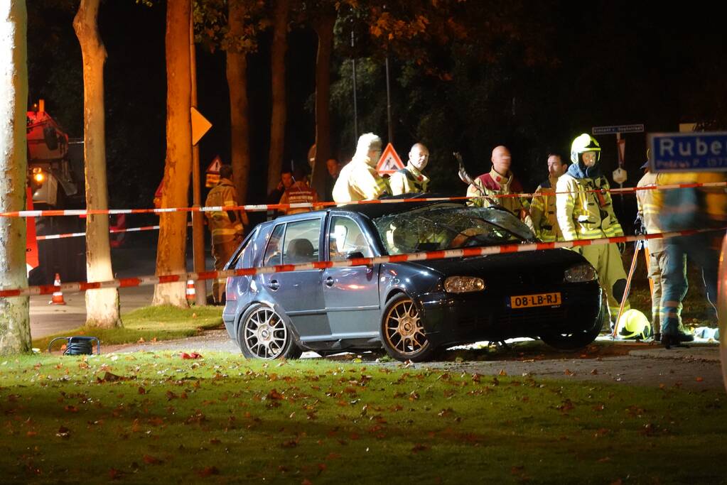 20-jarige bestuurder uit Harskamp overleden bij ongeval tegen boom