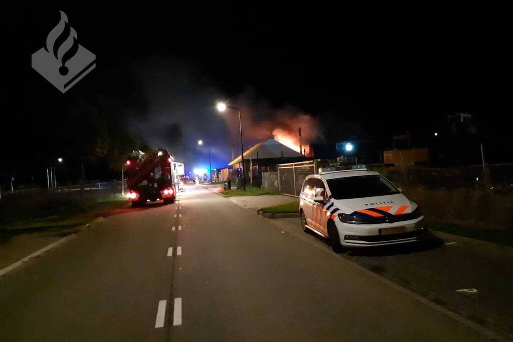 Vlammen slaan uit het dak bij woningbrand