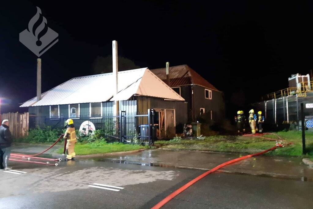 Vlammen slaan uit het dak bij woningbrand