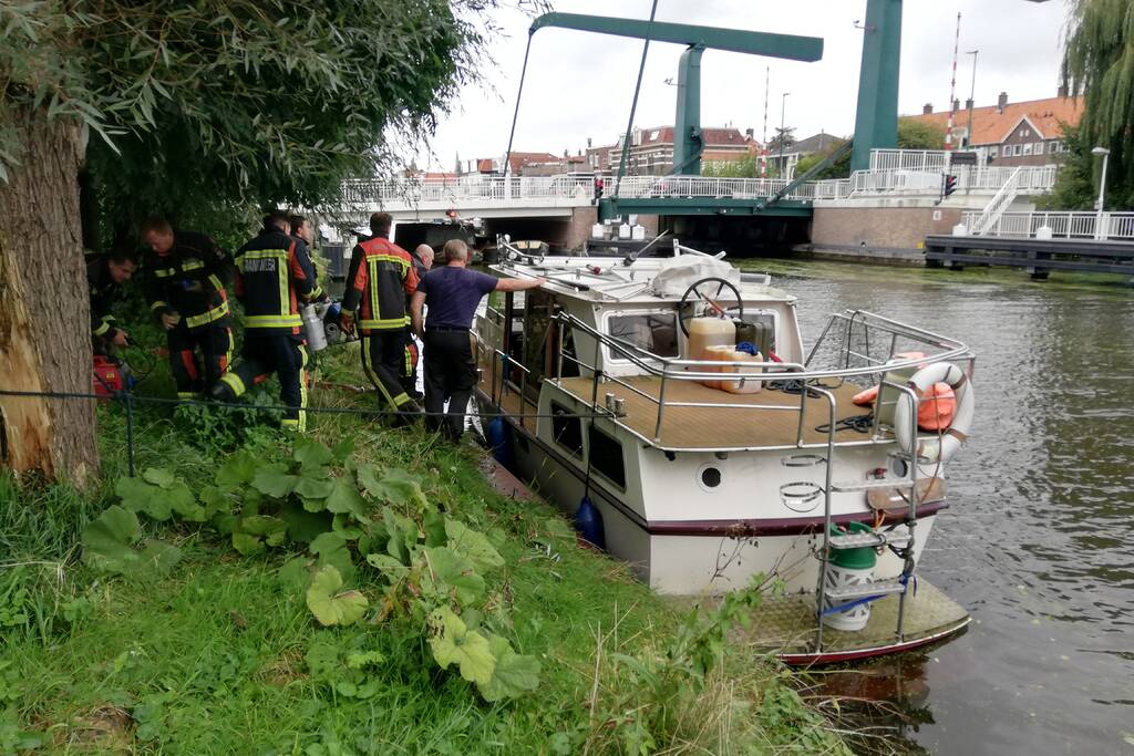 Brandweer pompt zinkende boot leeg