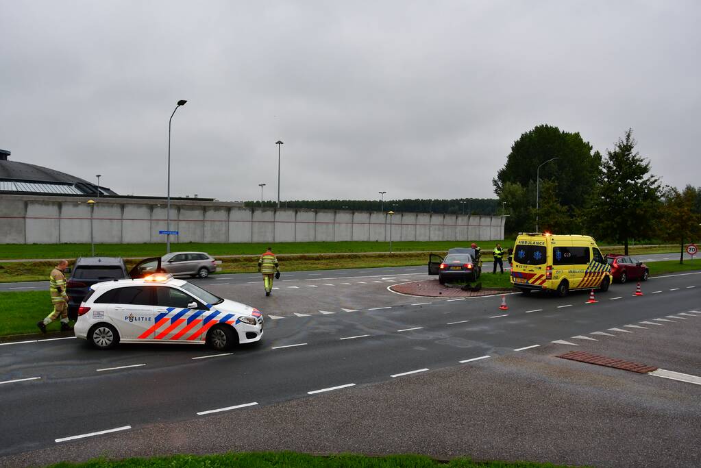 Enorme schade na ongeval met twee auto's