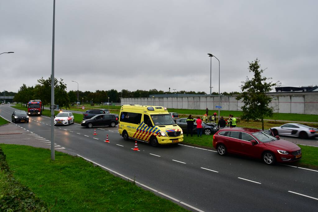 Enorme schade na ongeval met twee auto's