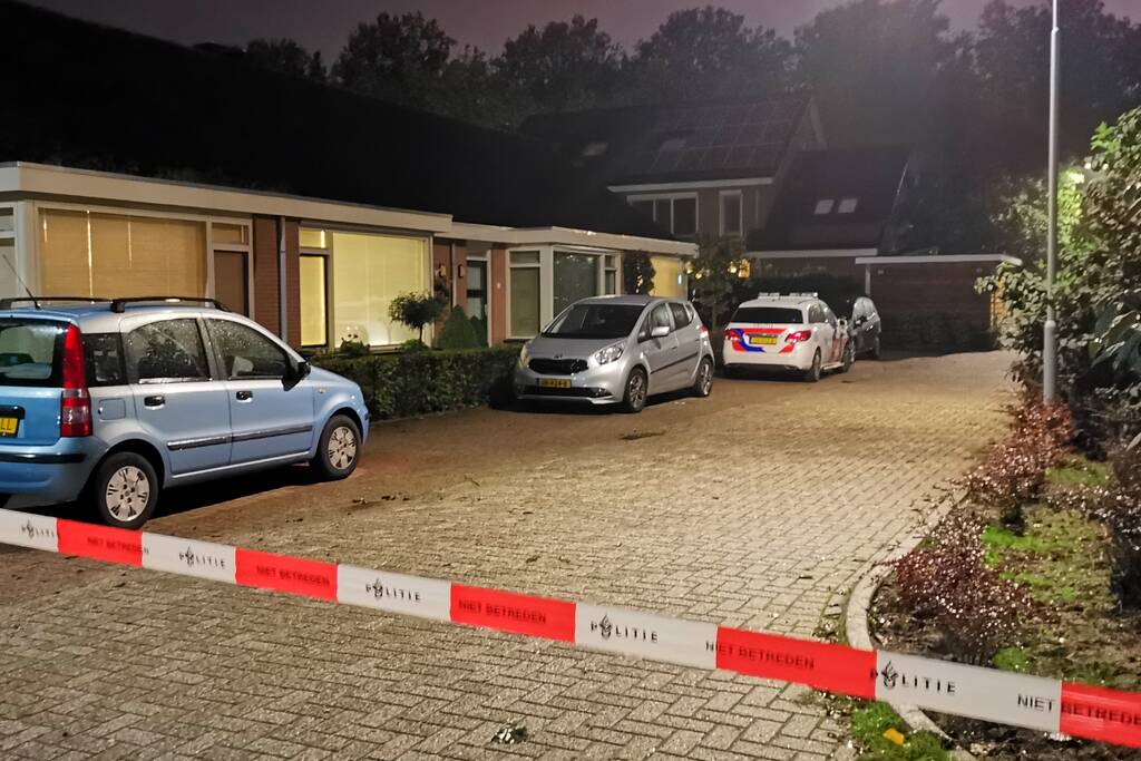 Overleden persoon aangetroffen, politie doet onderzoek