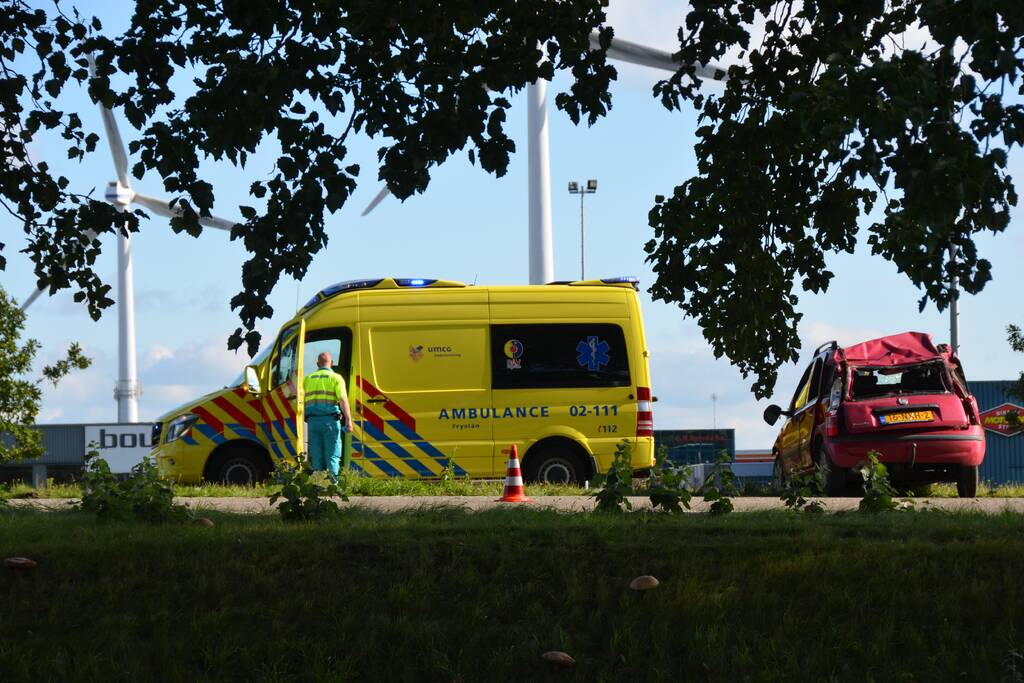 Auto slaat over de kop, bestuurder gewond