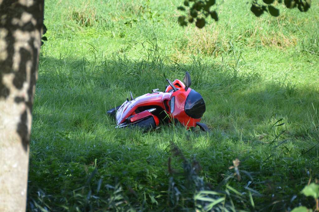 Motorrijder belandt in weiland na val met motor