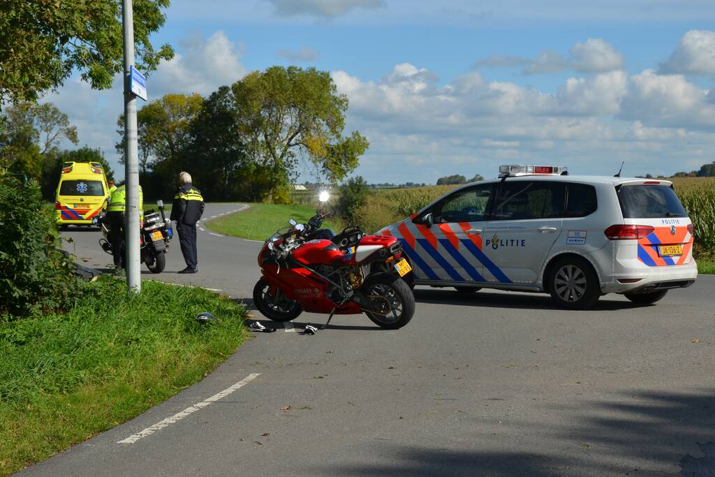 Motorrijder belandt in weiland na val met motor