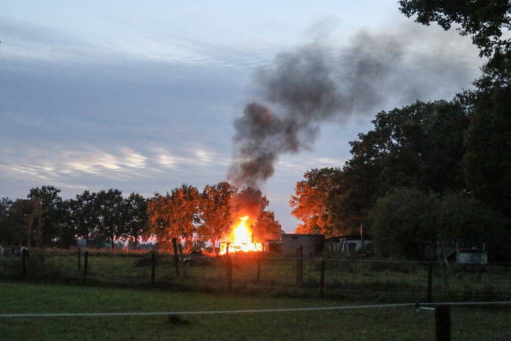 Oude trailer in brand gestoken