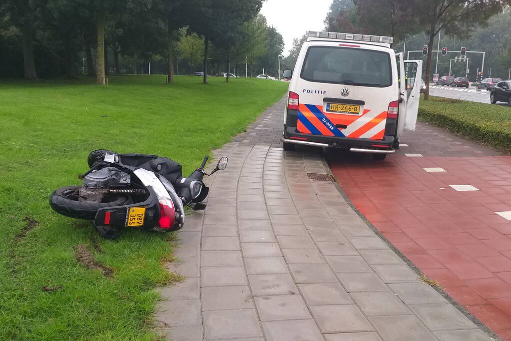 Brommerrijder gewond na uitwijkmanoeuvre