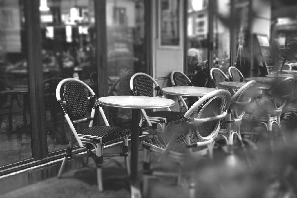 Cafébezoeker gooit stoel door ruit horecazaak