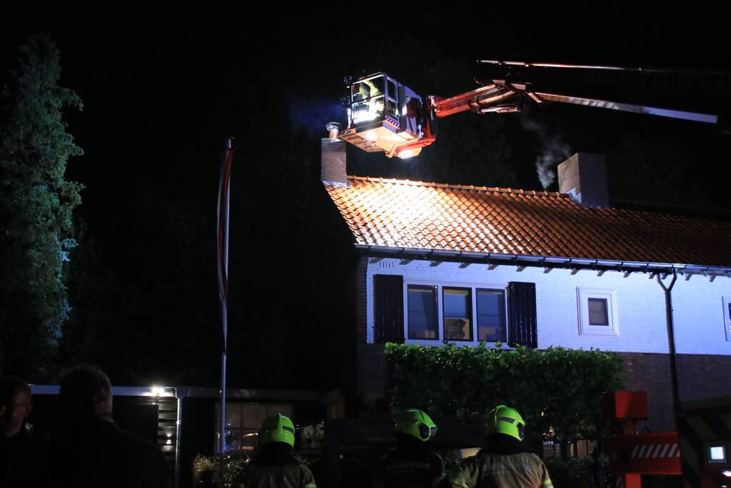 Brandweer veegt schoorsteen na schoorsteenbrand