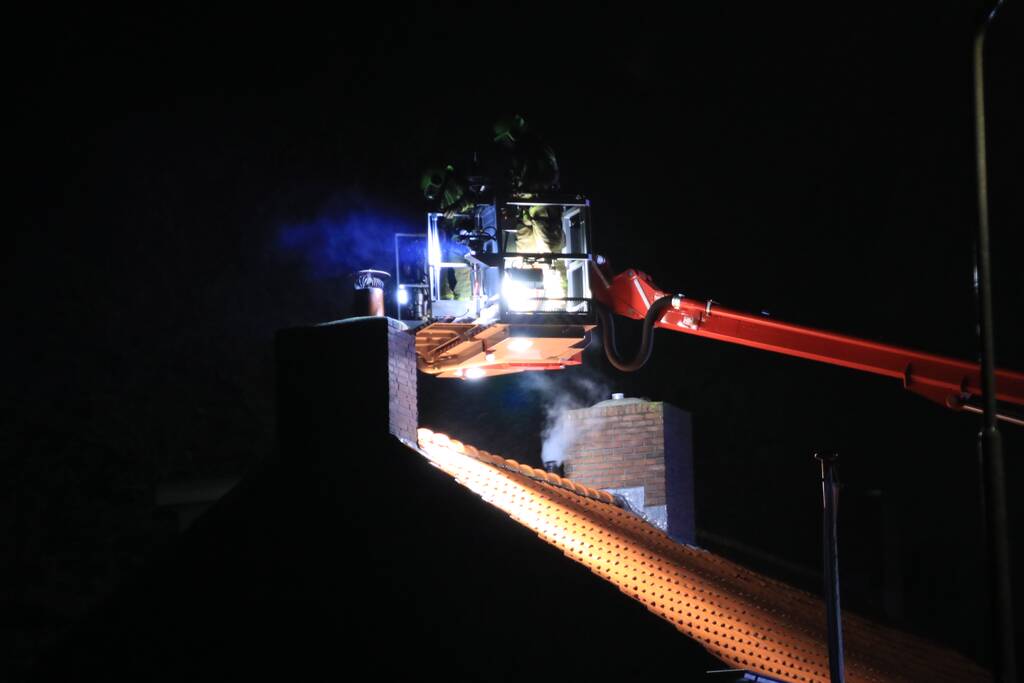 Brandweer veegt schoorsteen na schoorsteenbrand