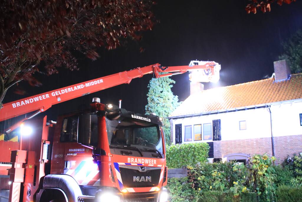 Brandweer veegt schoorsteen na schoorsteenbrand