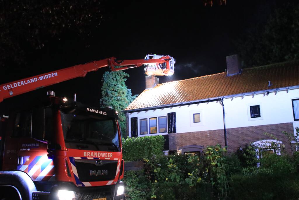 Brandweer veegt schoorsteen na schoorsteenbrand