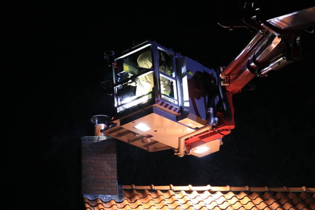 Brandweer veegt schoorsteen na schoorsteenbrand