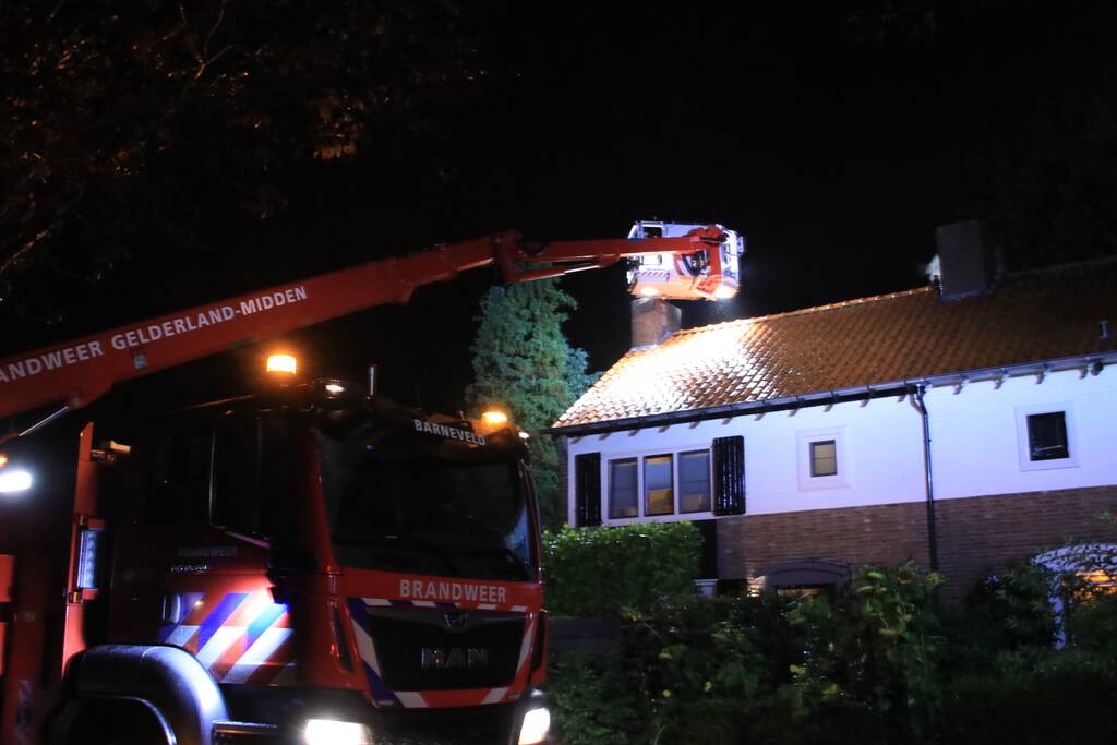 Brandweer veegt schoorsteen na schoorsteenbrand