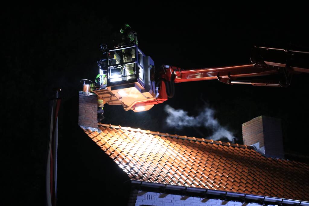 Brandweer veegt schoorsteen na schoorsteenbrand