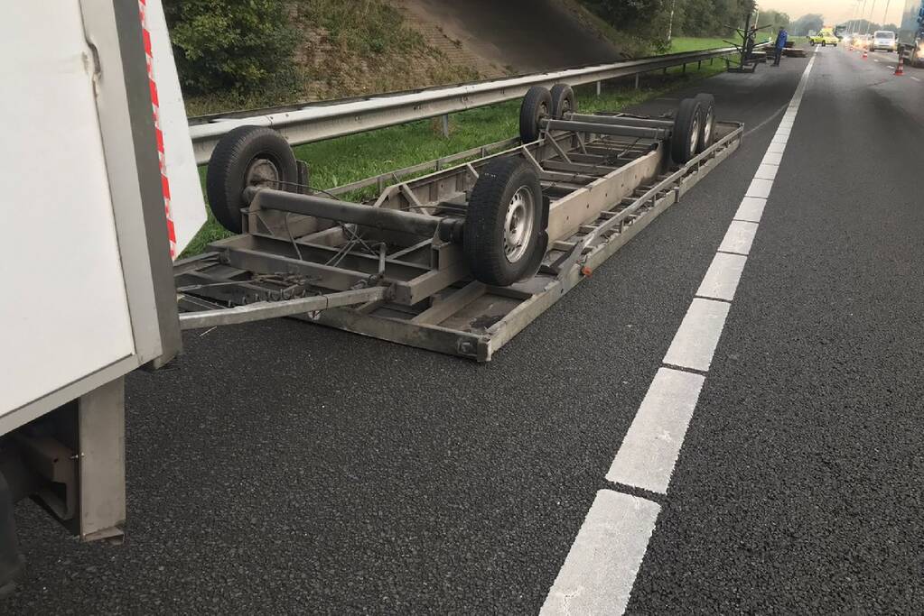 Aanhanger met lading geschaard