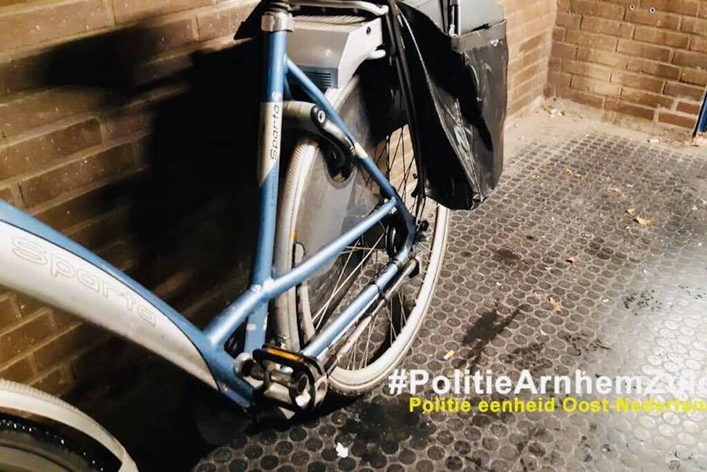 Man op gestolen fiets breekt in bij school