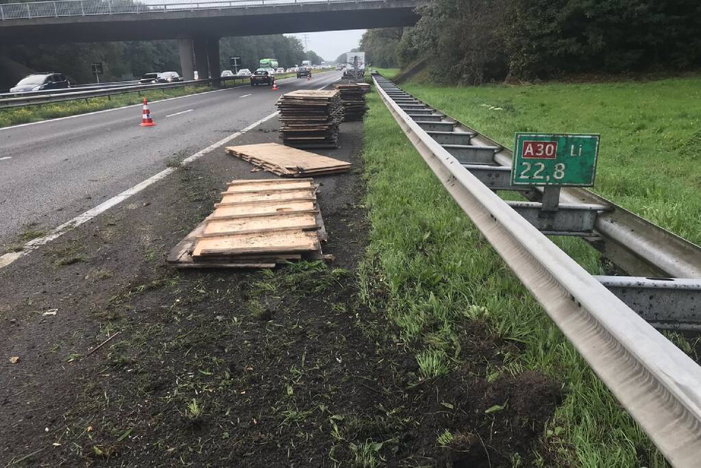 Aanhanger met lading geschaard