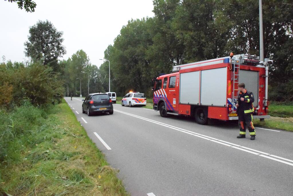 Agenten blussen beginnende autobrand