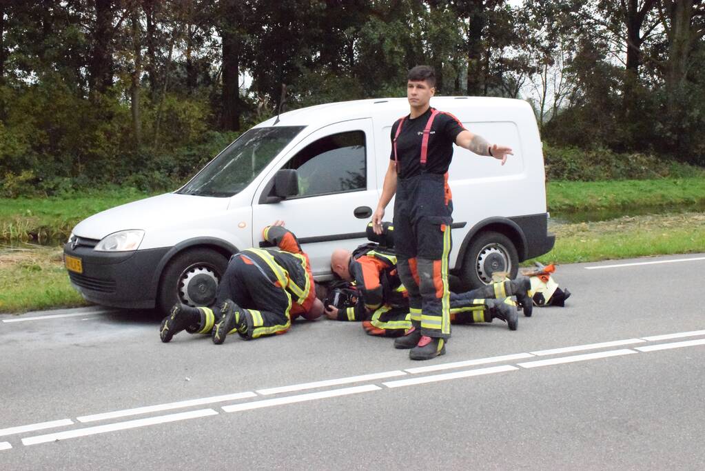 Agenten blussen beginnende autobrand