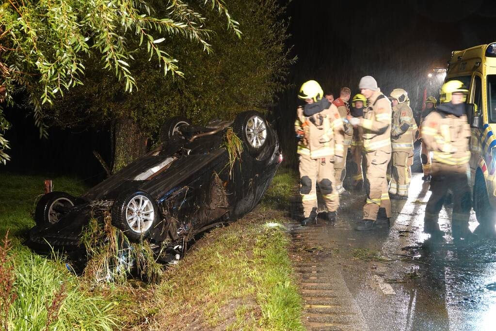 Auto slaat over de kop na eenzijdig ongeval