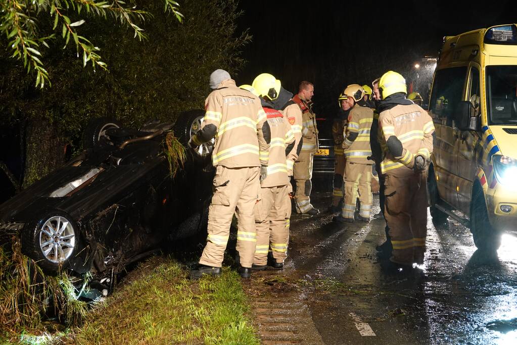 Auto slaat over de kop na eenzijdig ongeval