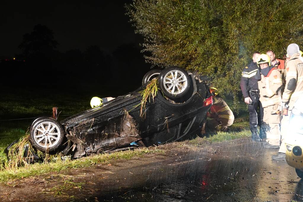 Auto slaat over de kop na eenzijdig ongeval