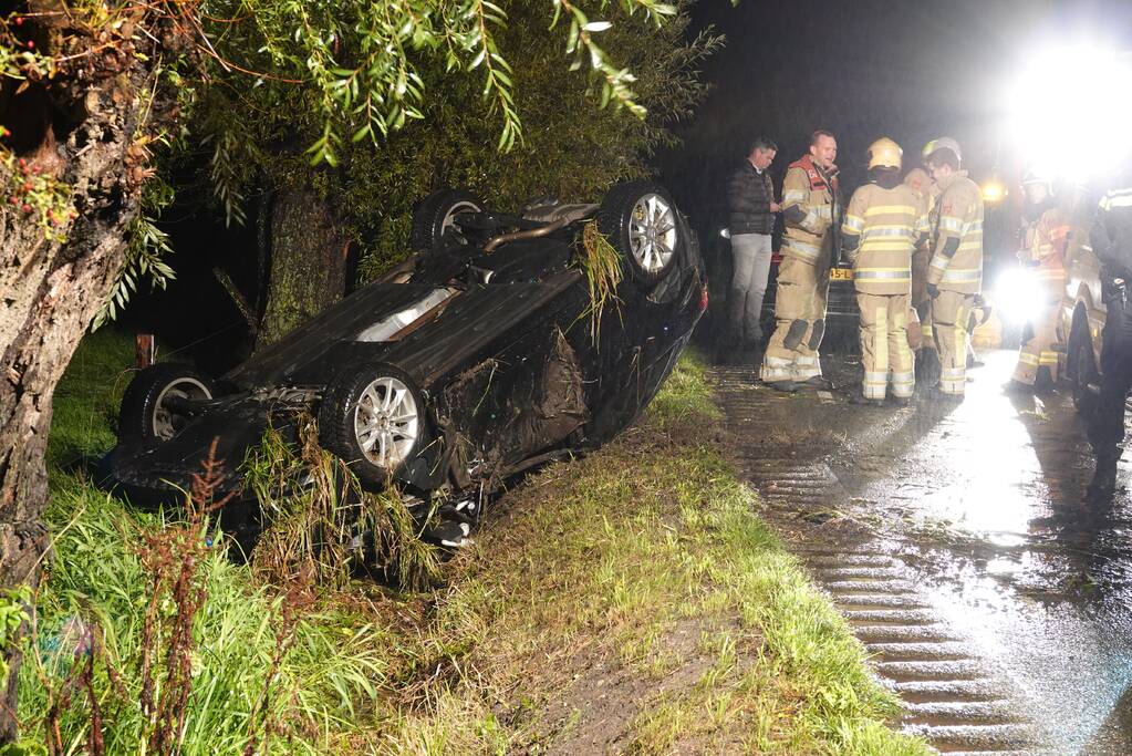 Auto slaat over de kop na eenzijdig ongeval
