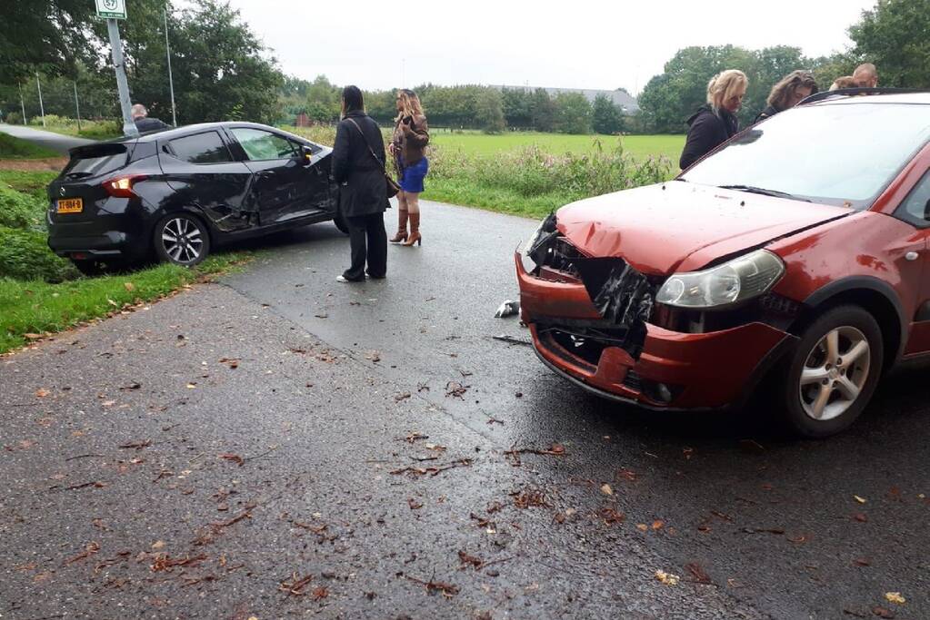 Veel schade bij botsing op kruising Halderbrink
